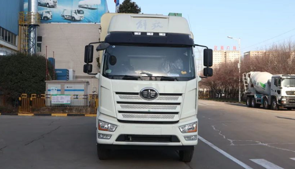 散裝飼料運(yùn)輸車(chē)