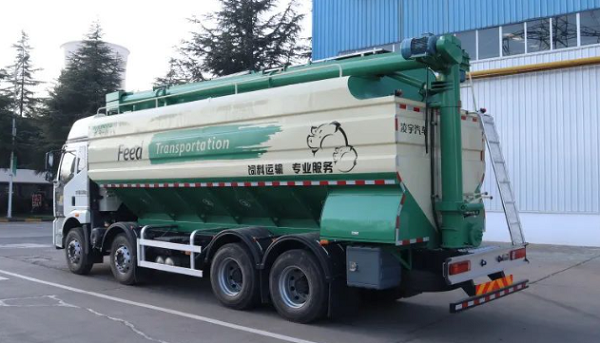 散裝飼料運(yùn)輸車(chē)