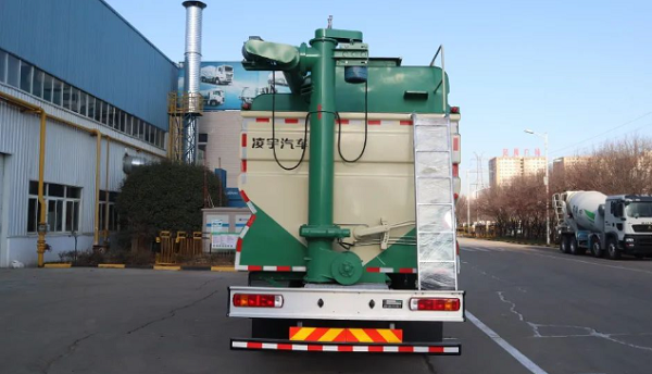 散裝飼料運(yùn)輸車(chē)