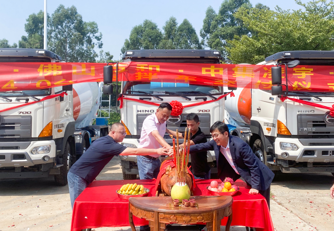 喜氣洋洋共相聚，40臺凌宇攪拌車交付大客戶！
